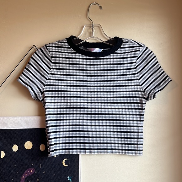 Striped Crop Top - Picture 3 of 4